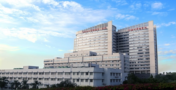我司為暨南（nán）大學附屬第一醫院（廣（guǎng）州華僑醫院）手術室初中高效（xiào）空（kōng）調過（guò）濾器更換項目順利完工